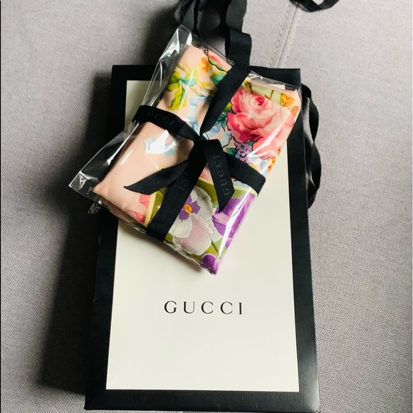 GUCCI silk scarf ~ VERY LOVELY print 💙❤️💜 - Picture 16 of 16